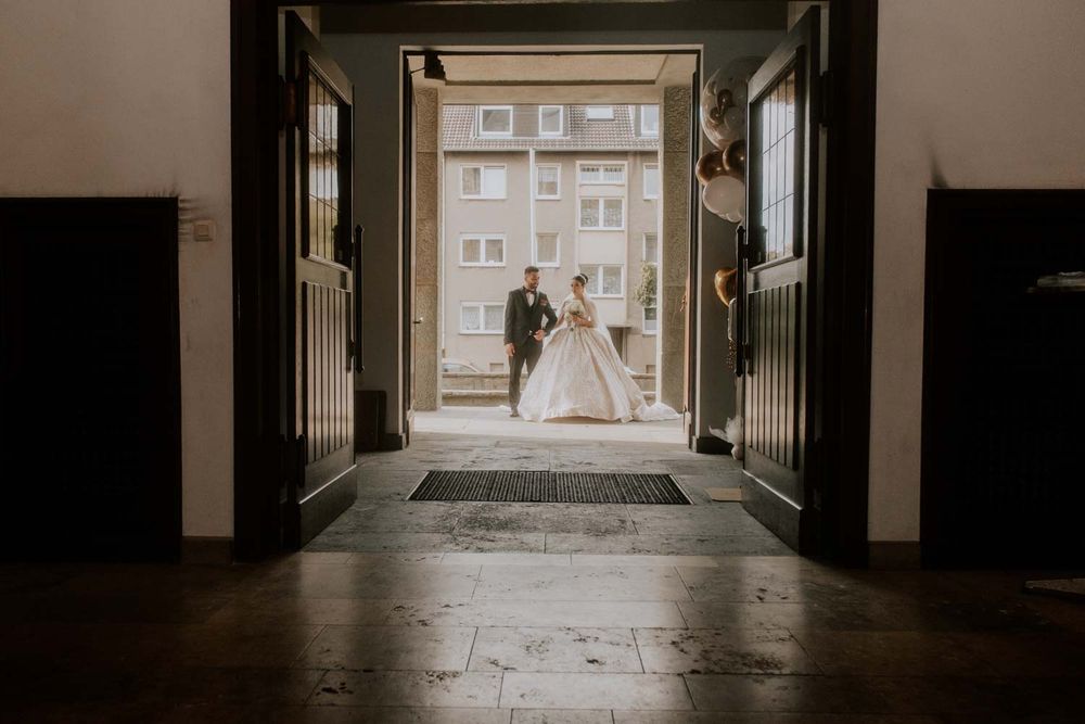 Ein Hochzeit Fotoshooting. Braut & Bräutigam in der Kirsche in ihrem besonderen Tag. Standesamtliche Trauung in NRW, Deutschland.