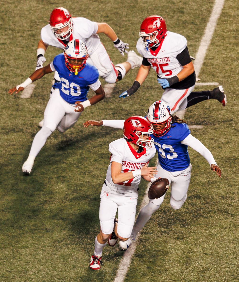 Parkview rushes farmingtons quarterback during the state championship game