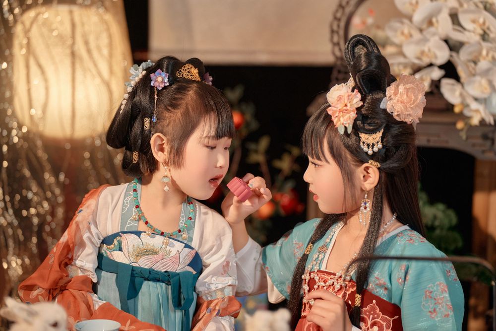 Magical kids Tang Dynasty Hanfu studio portrait featuring shiny golden props, by Auckland photographer Imagine Image Studio.