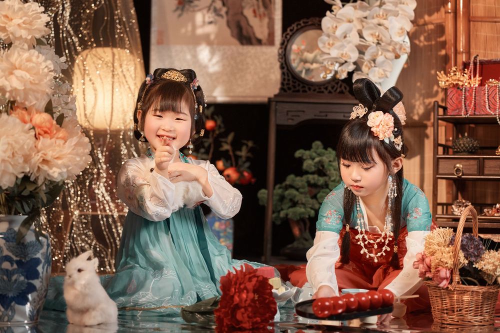 Magical kids Tang Dynasty Hanfu studio portrait featuring shiny golden props, by Auckland photographer Imagine Image Studio.