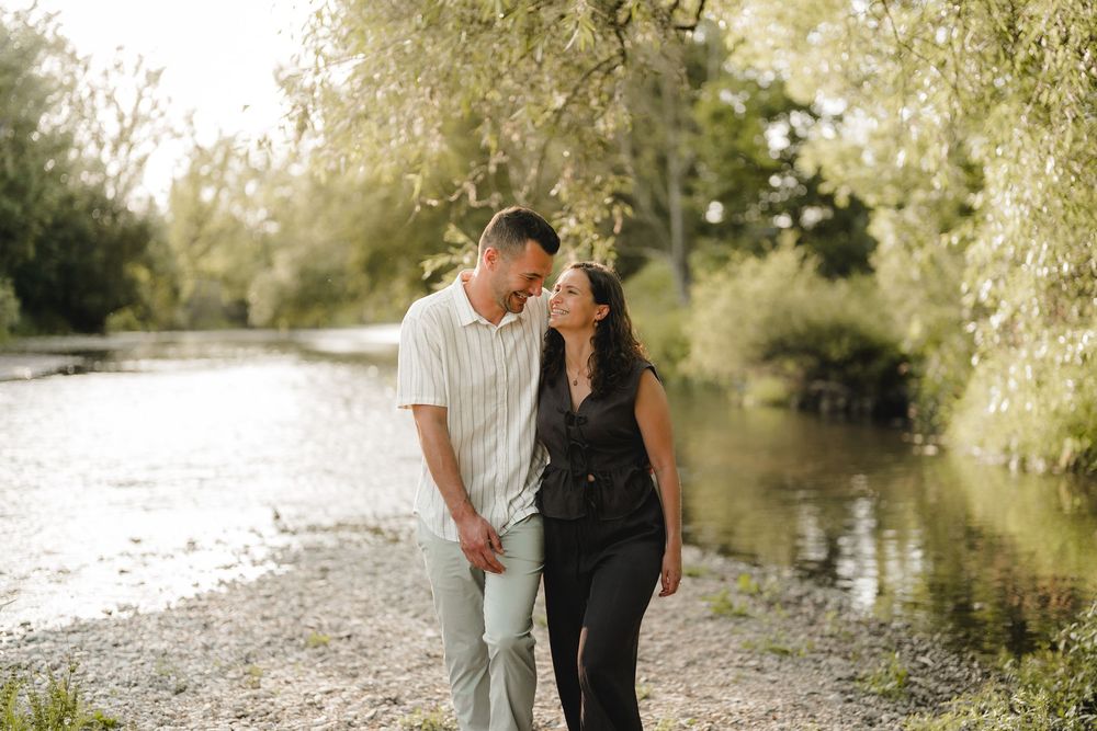 Paarfotografie am Wasser mit Kiesstrand von Ramona Maier