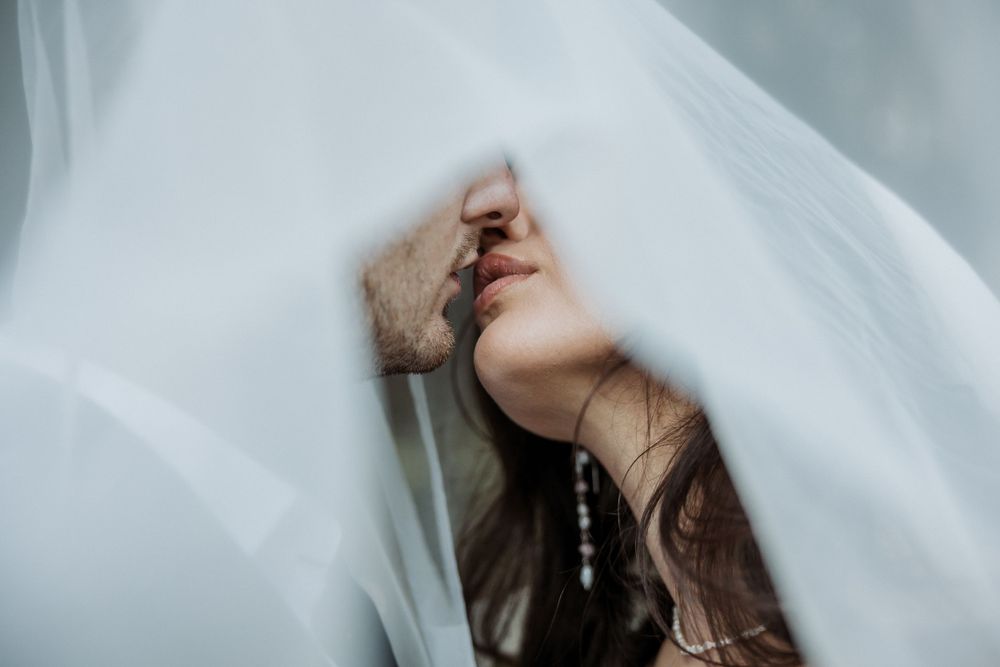 Kissing under the veil. Auckland Photographer