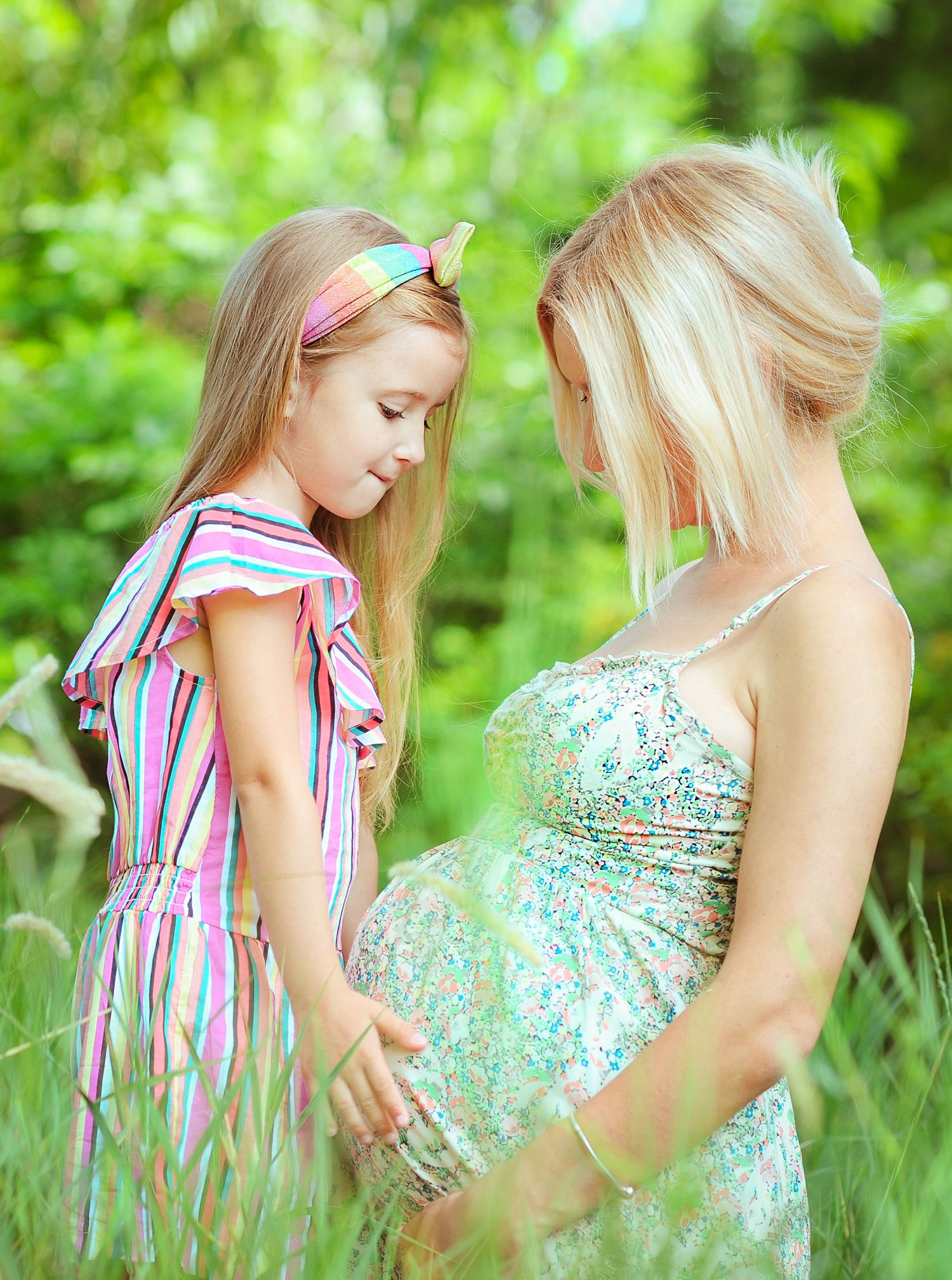 Pregnancy photoshoot with future mother and her daughter outdoors in Edmonton park