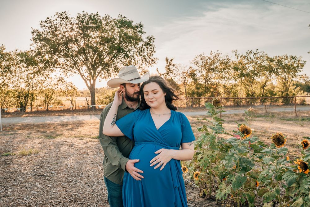 pregnant mom posing with her husband in a Texas maternity session at green valley gardens in Aubrey