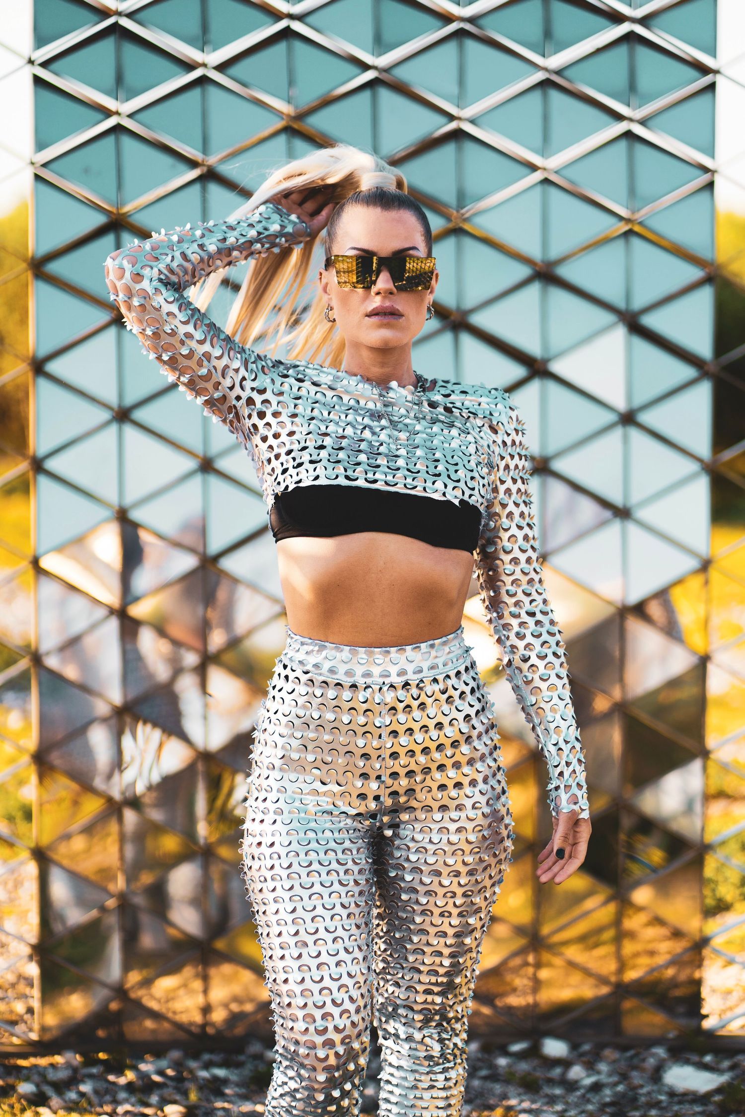 Futuristisk porträttsession i Malmö 2024 – kallt ljus och grafisk styling. Spegelvägg. Spegelglas.