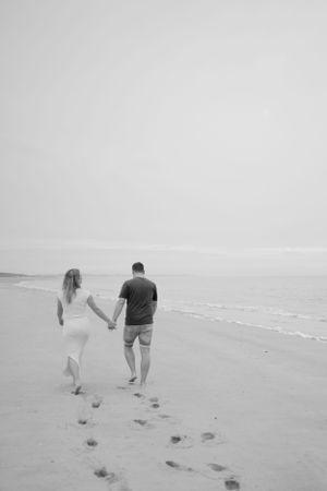 Zwangerschap shoot op het strand aan de zee
