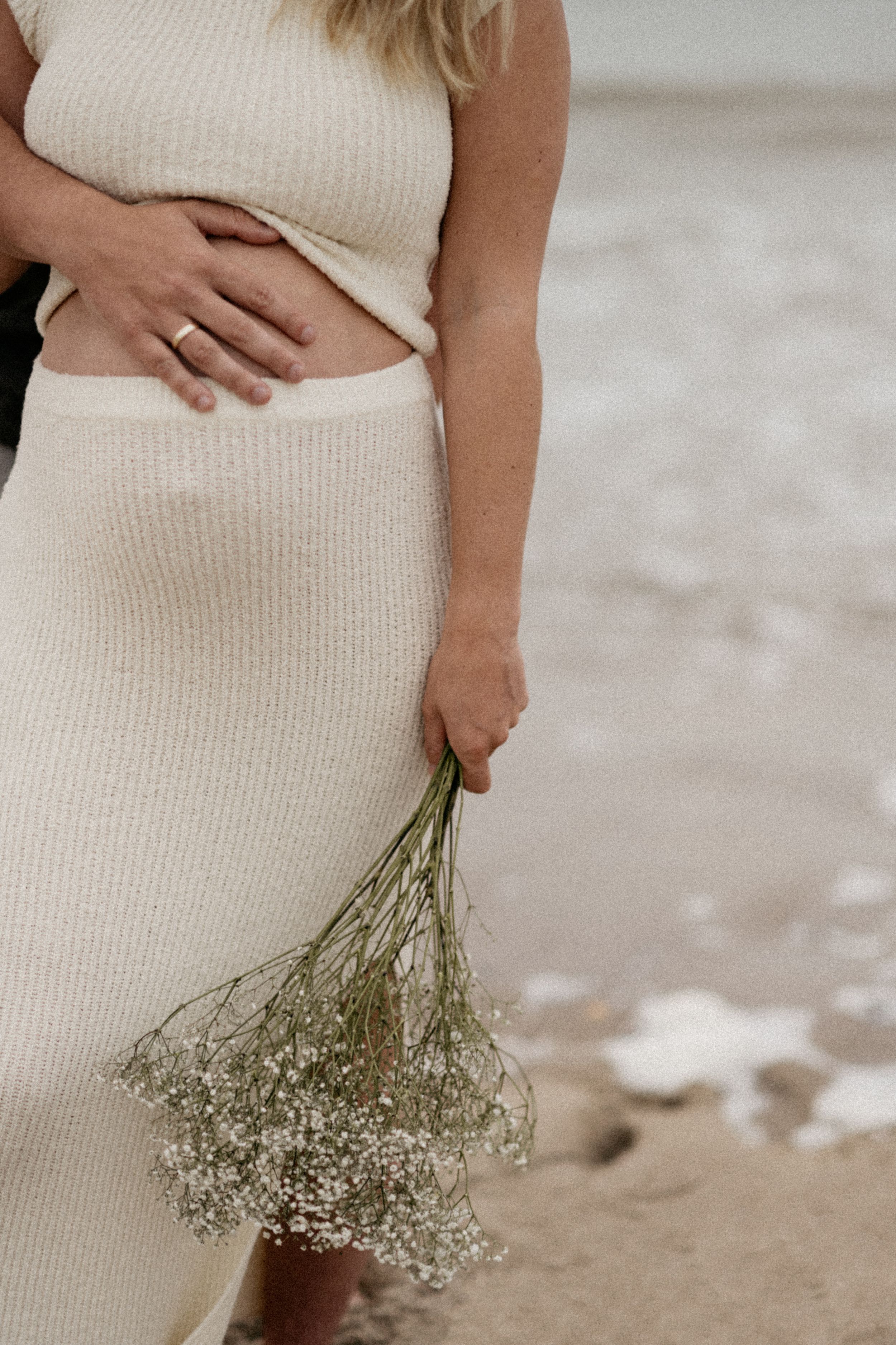 Zwangerschap shoot op het strand aan de zee