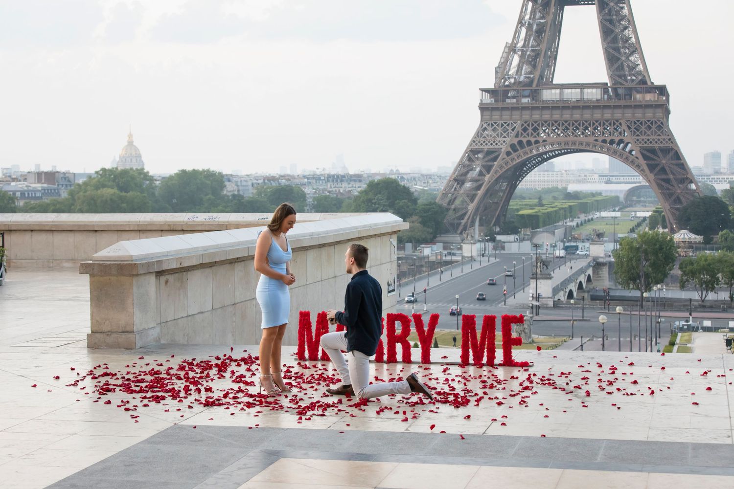 Book a surprise proposal photographer in Paris for your photos at the Eiffel Tower.
