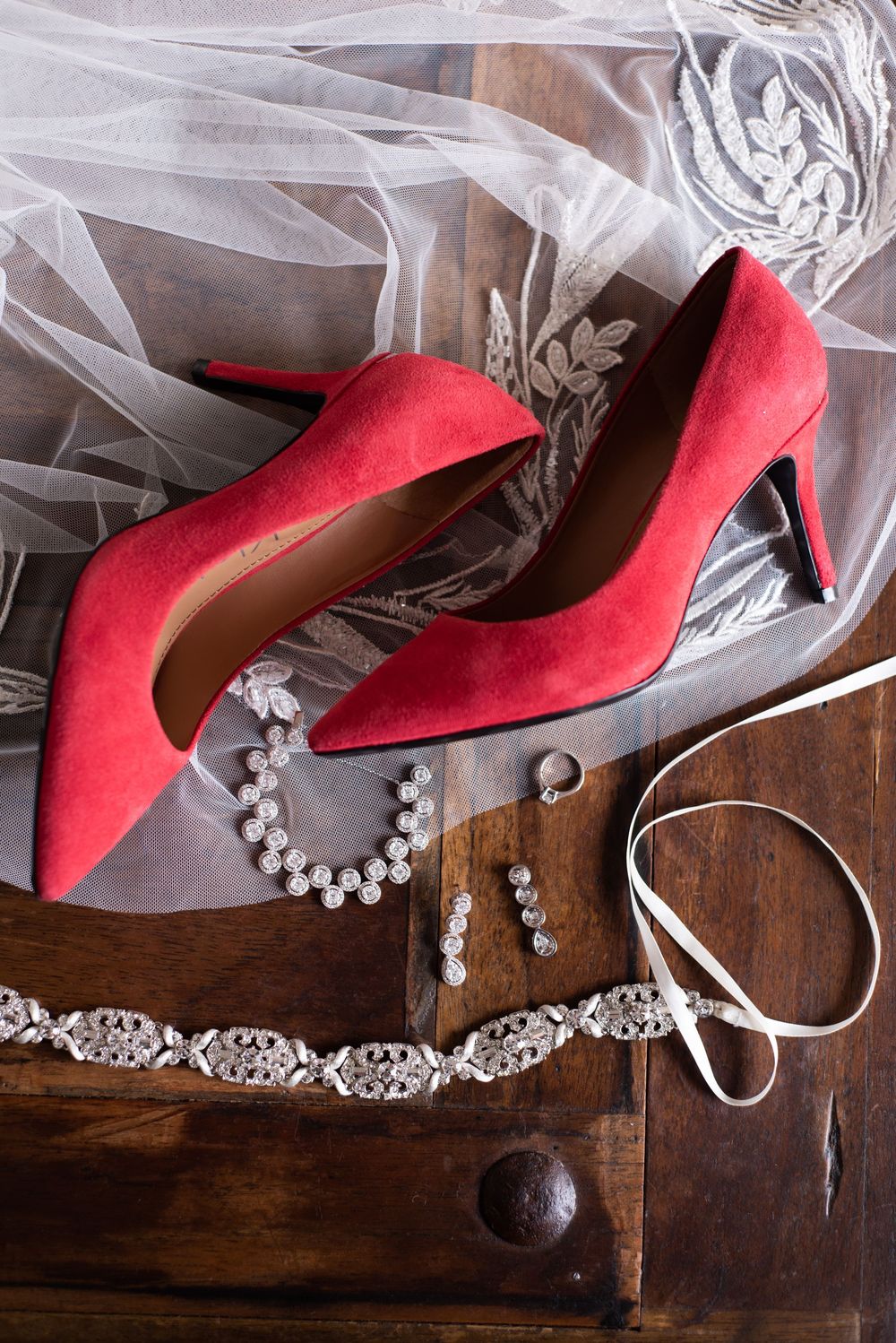 Zapatos rojos de la novia