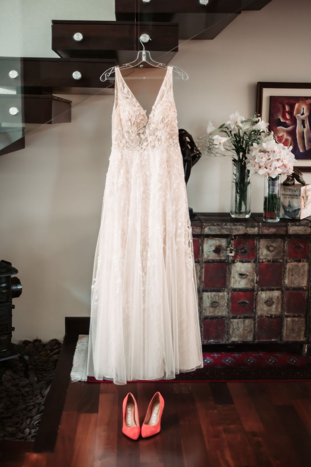 Vestido de novia y zapatos rojos