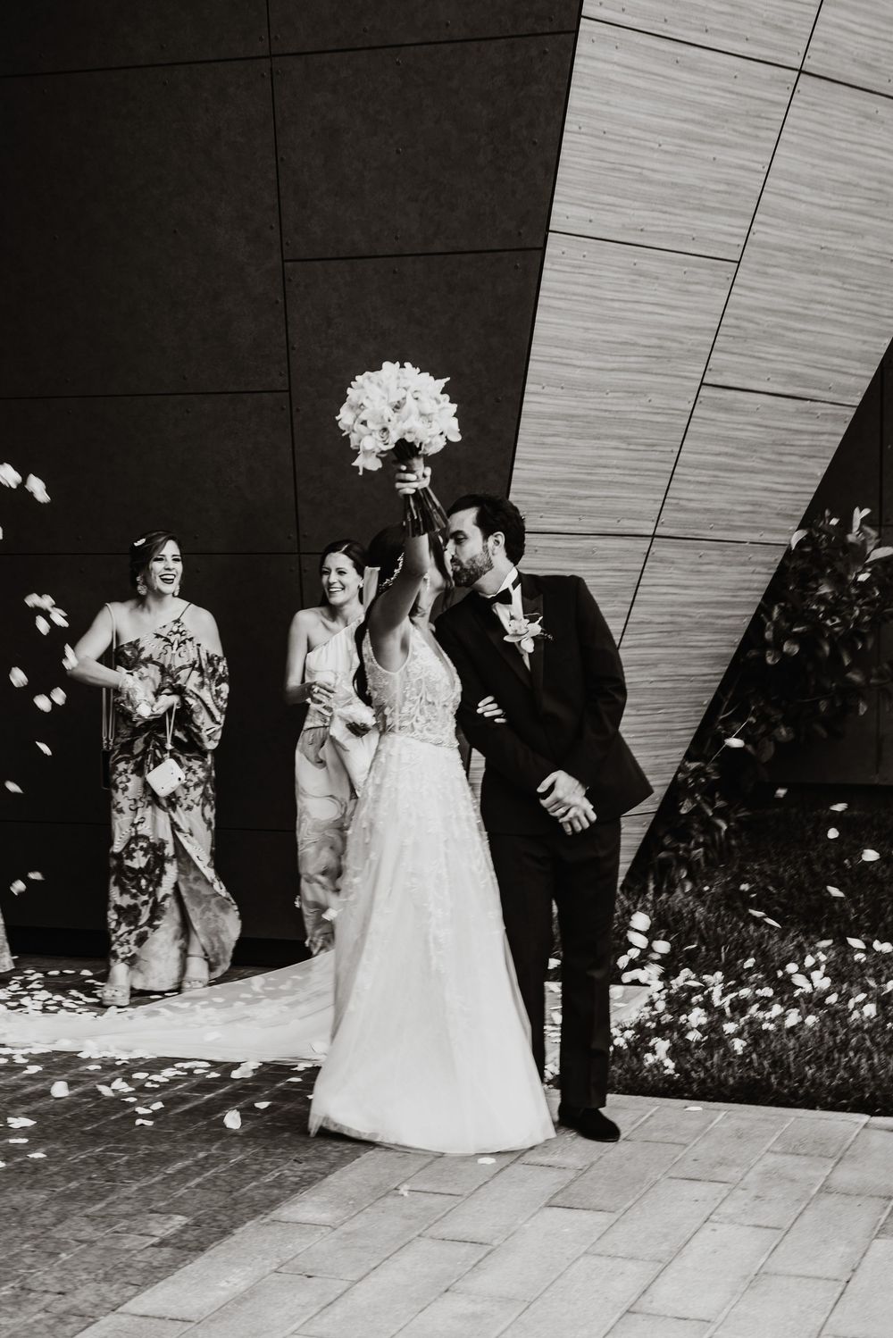 Novios saliendo de la iglesia felices