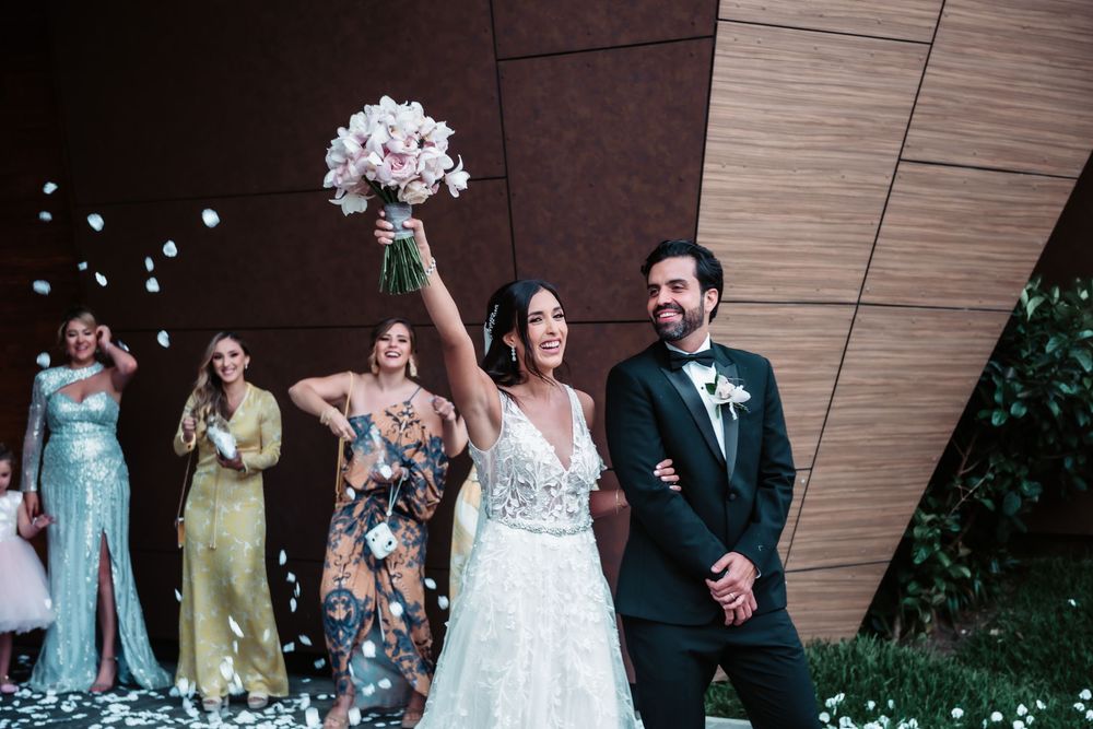 Novios saliendo de la iglesia felices