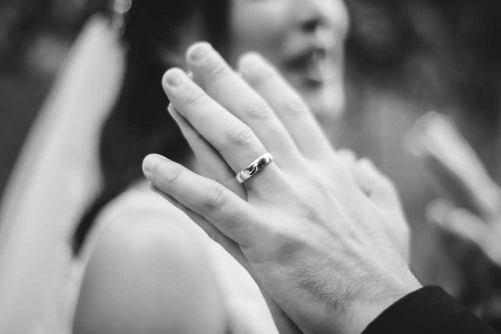 Detalle de anillo novio en sesión de pareja en Ciudad de Guatemala