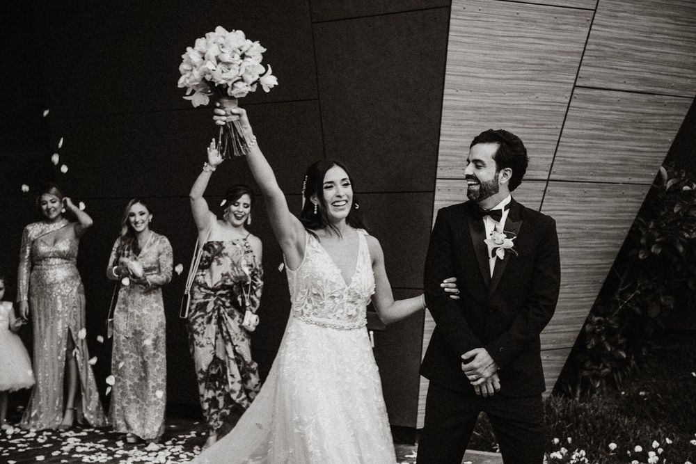 Novios saliendo de la iglesia felices