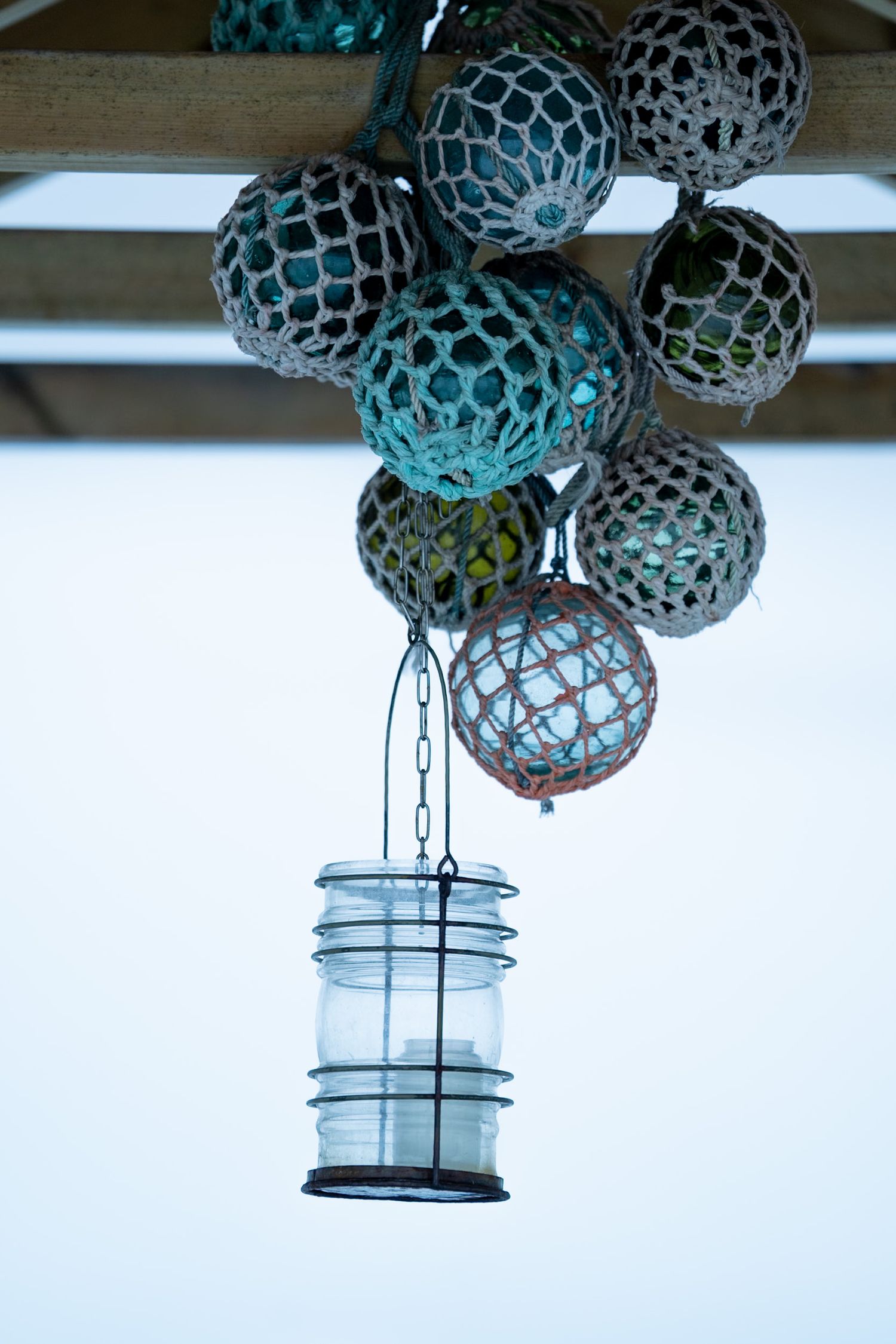 décoration hotel norwegian wild avec une vieille lanterne et des boules de bateau