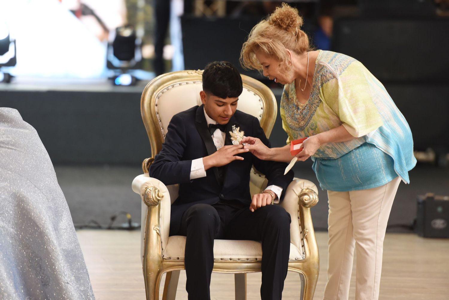 Quinceañera para hombres con fotografía de quinceañero en DFW, tradiciones familiares y una celebración especial para sus quince años