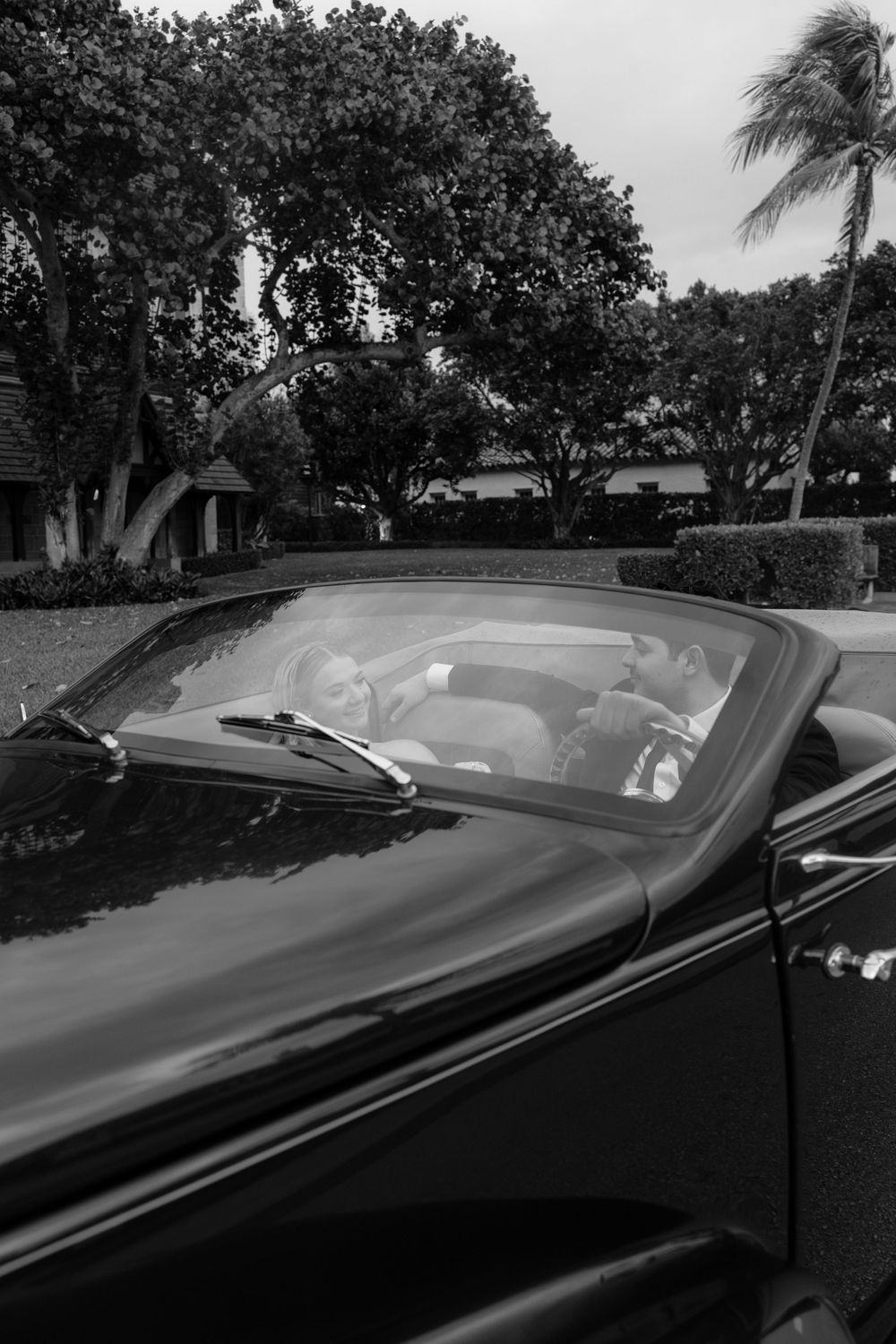 Vintage car engagement photos in Florida. Jacksonville Engagement Photographer, Jacksonville Engagement Photos - Lindsay McDow Photography