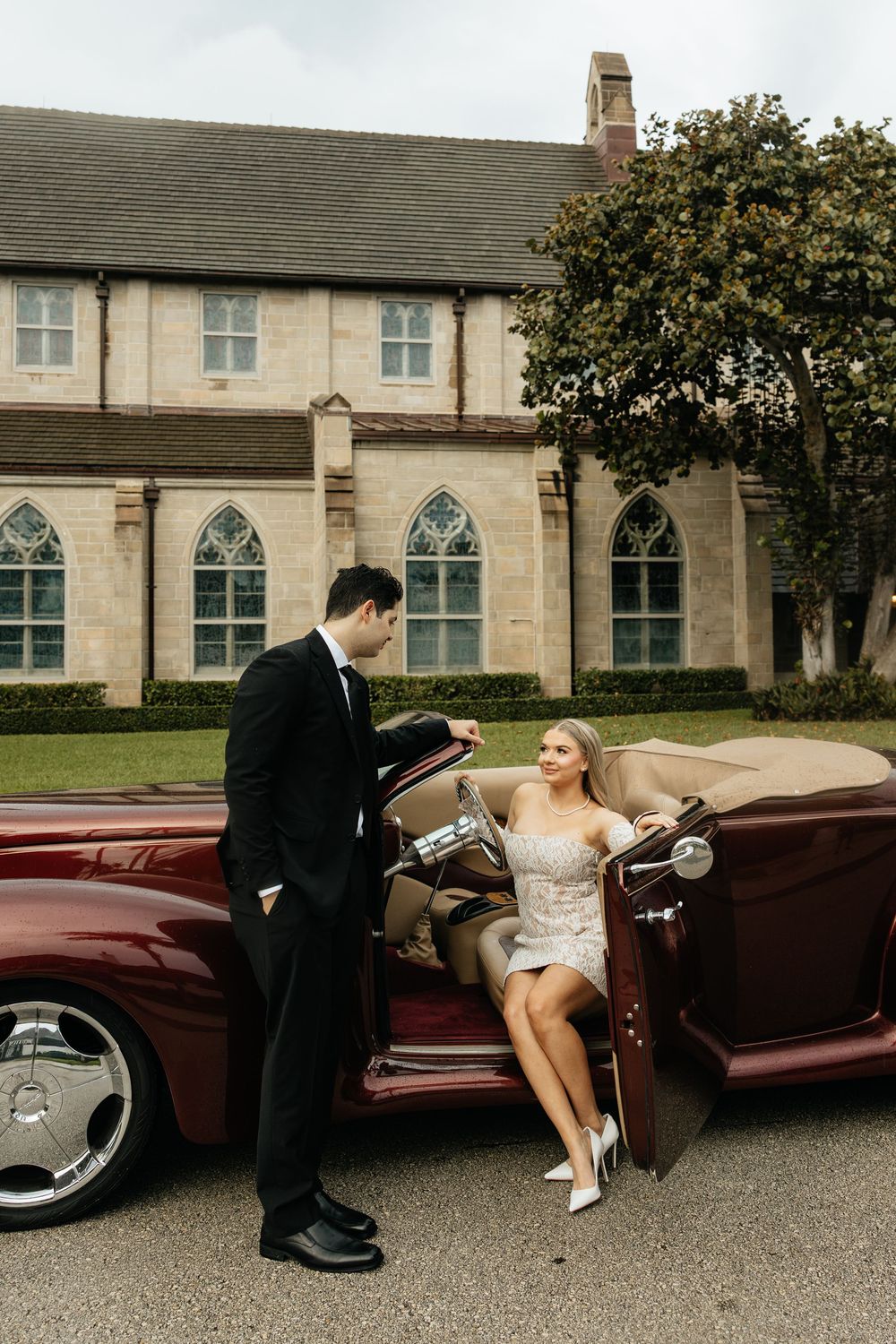 Vintage car engagement photos in Florida. Jacksonville Engagement Photographer, Jacksonville Engagement Photos - Lindsay McDow Photography