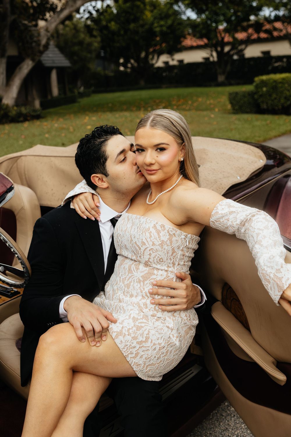 Vintage car engagement photos in Florida. Jacksonville Engagement Photographer, Jacksonville Engagement Photos - Lindsay McDow Photography