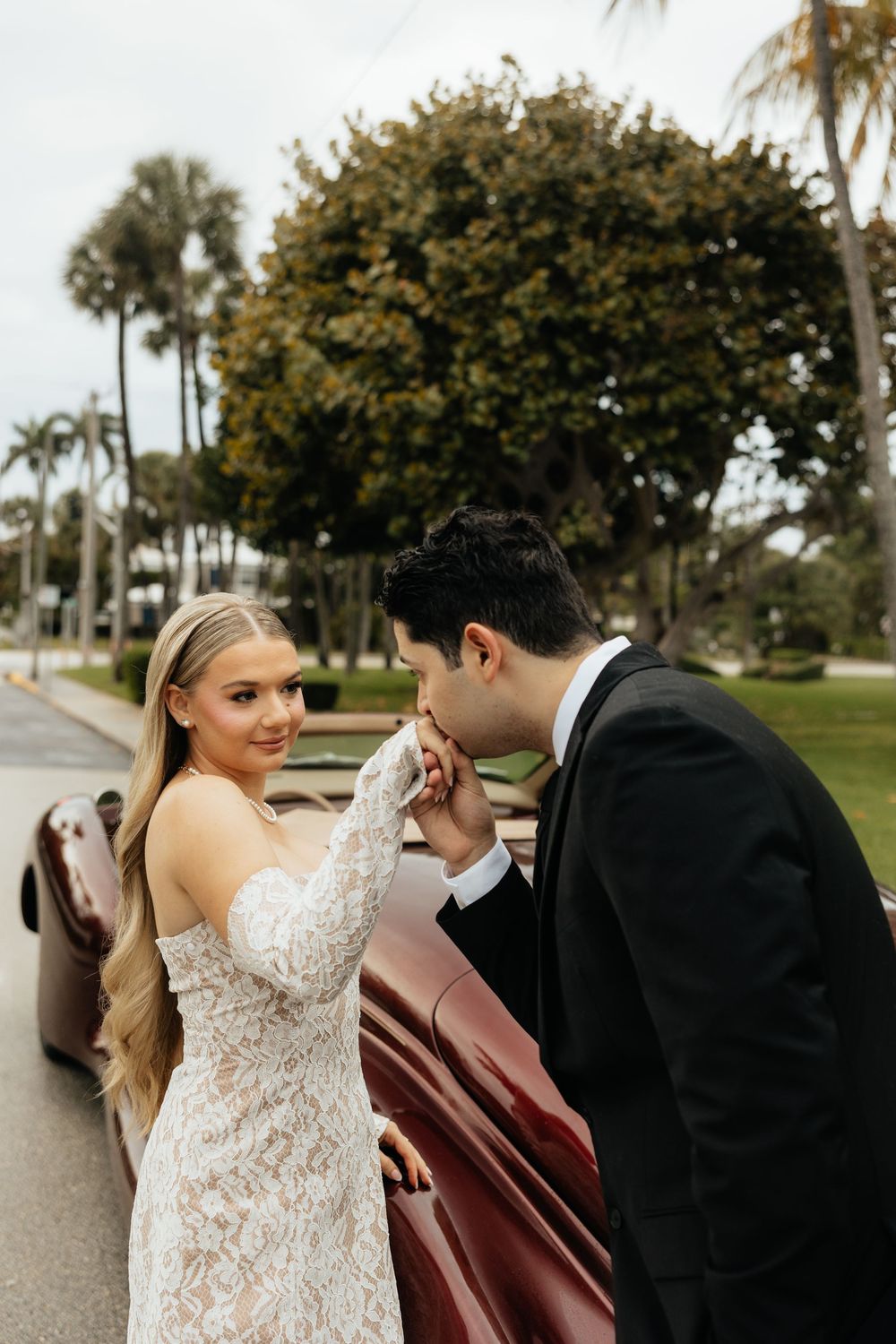 Vintage car engagement photos in Florida. Jacksonville Engagement Photographer, Jacksonville Engagement Photos - Lindsay McDow Photography