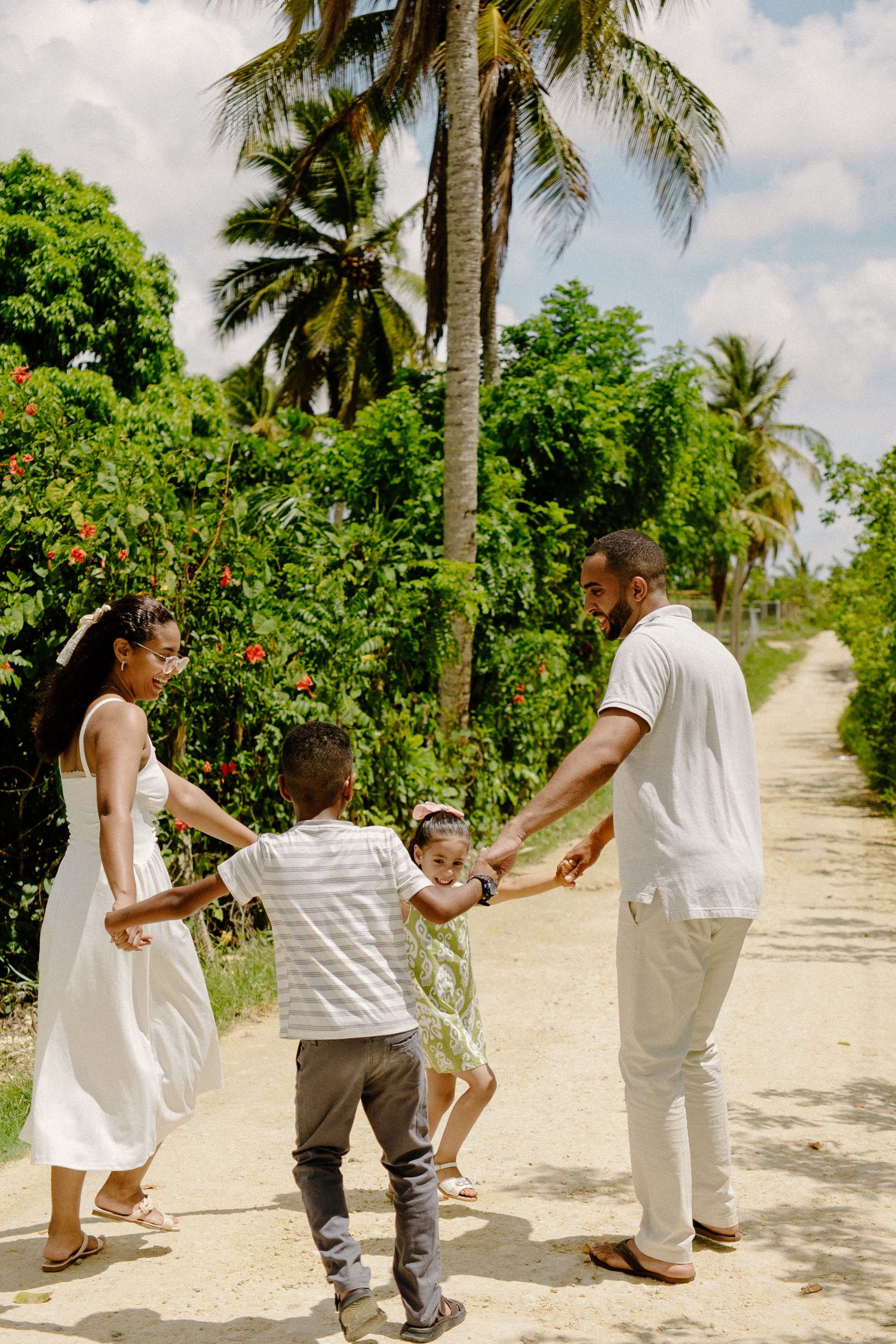 Fotografía de retrato con tonos naturales en Punta Cana

Lifestyle family portraits documenting stages in Punta Cana