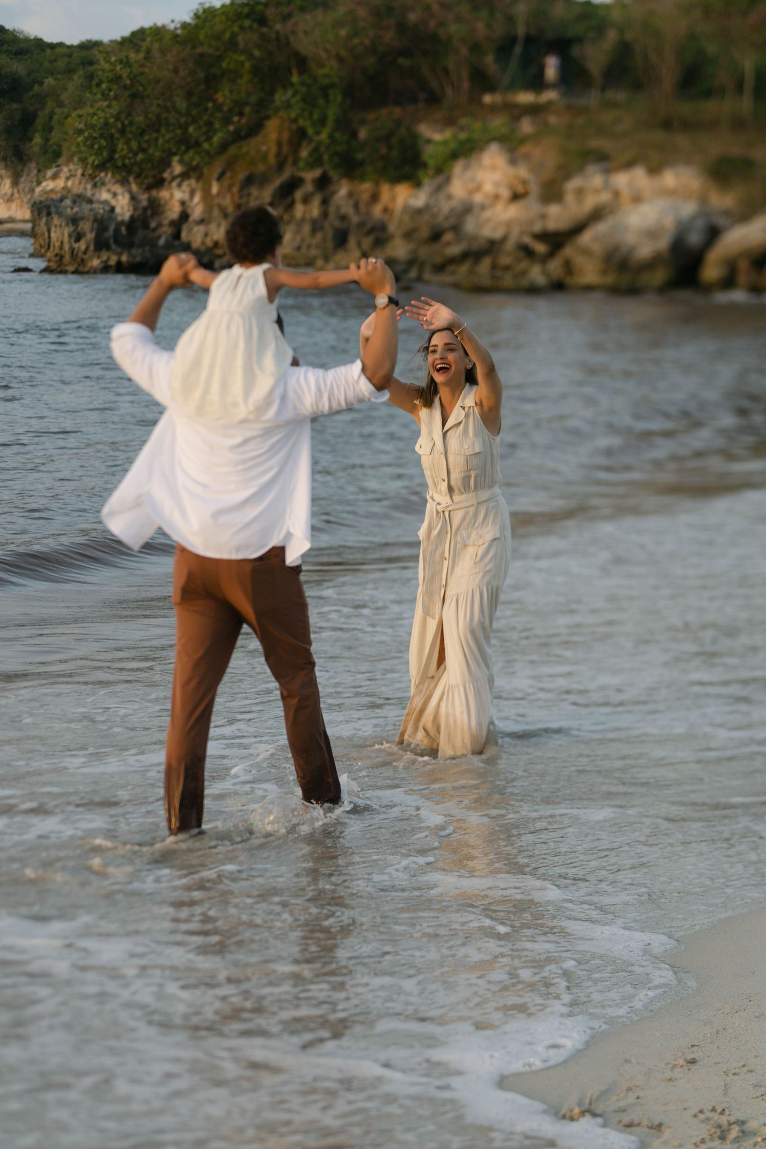 Beach family photos in Punta Cana with soft light and playful atmosphere. Natural, vibrant images full of personality.