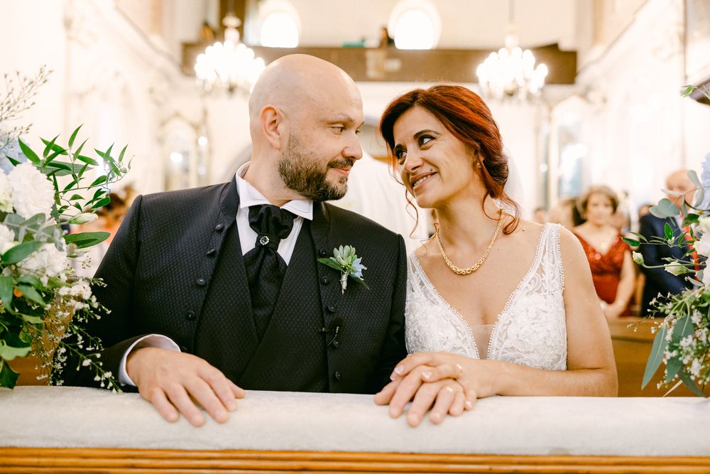 Cosimo e Tanya si avvicinano l’uno all’altra durante la cerimonia.
