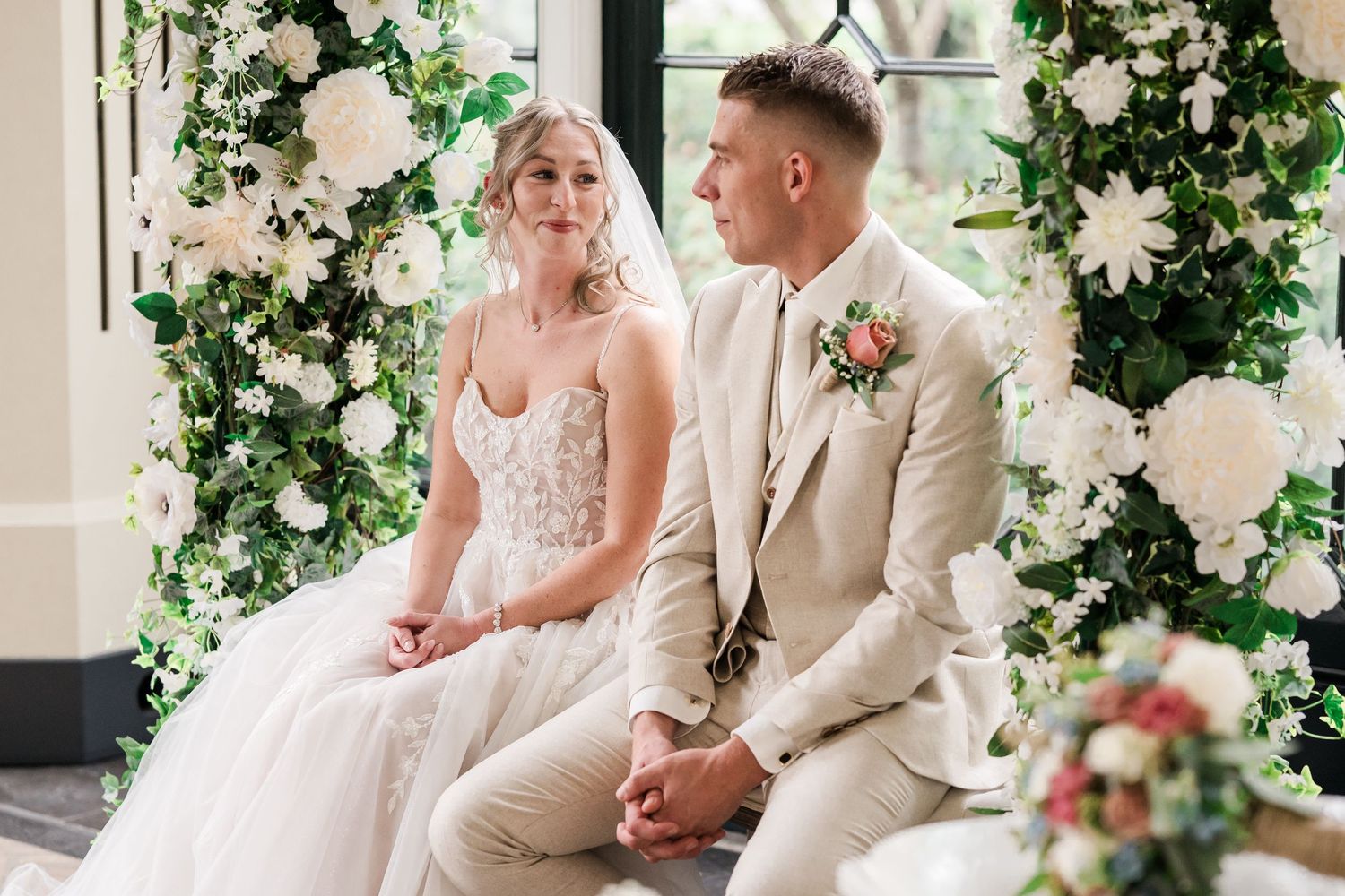 Bruid en bruidegom wandelen hand in hand tijdens een ontspannen fotoshoot met een christelijke trouwfotograaf.