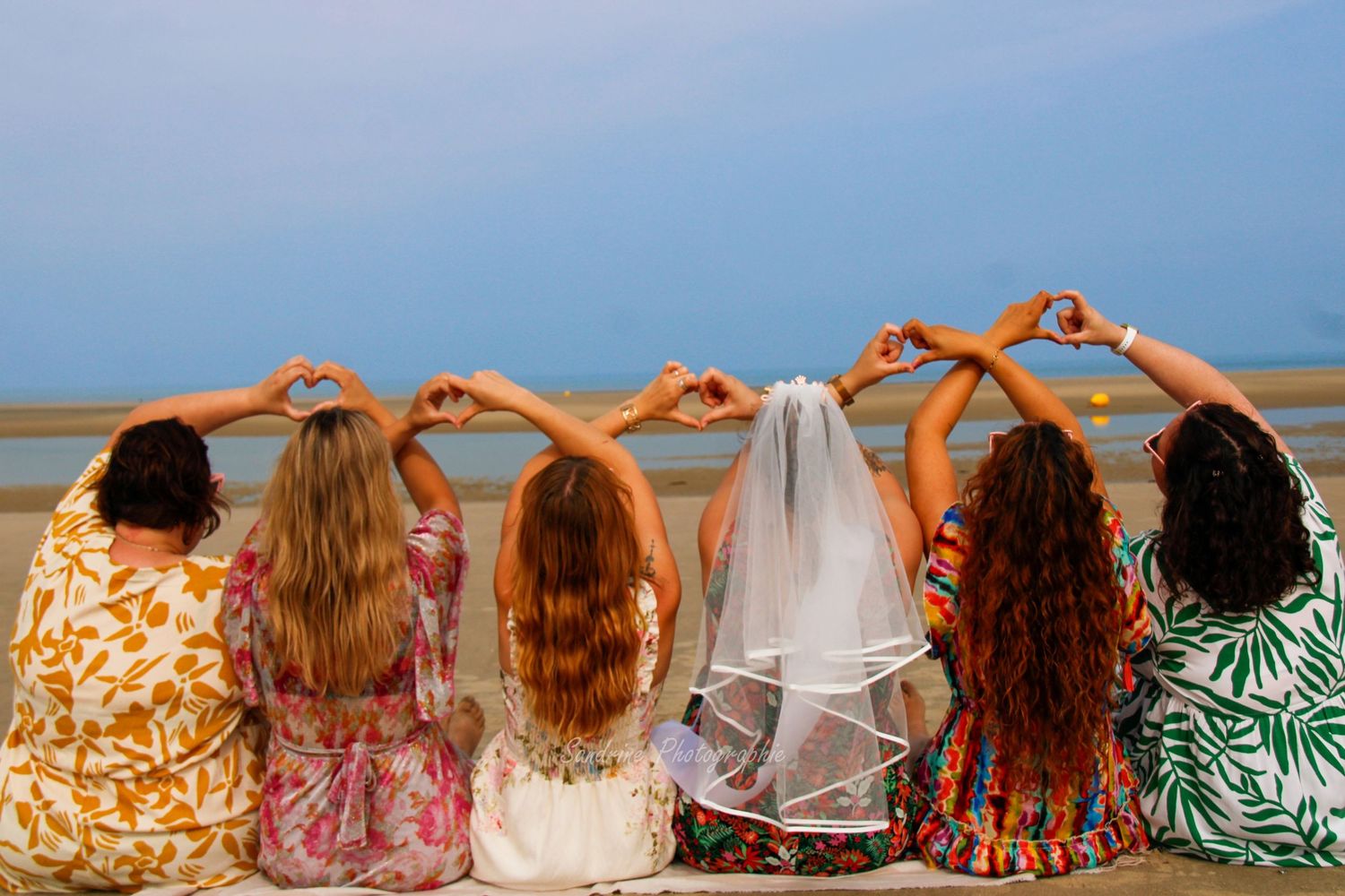 Séance photo enterrement vie de jeune fille en extérieur, plage de Berck-sur-Mer, Hauts-de-France. Entre rires, complicité et émotions