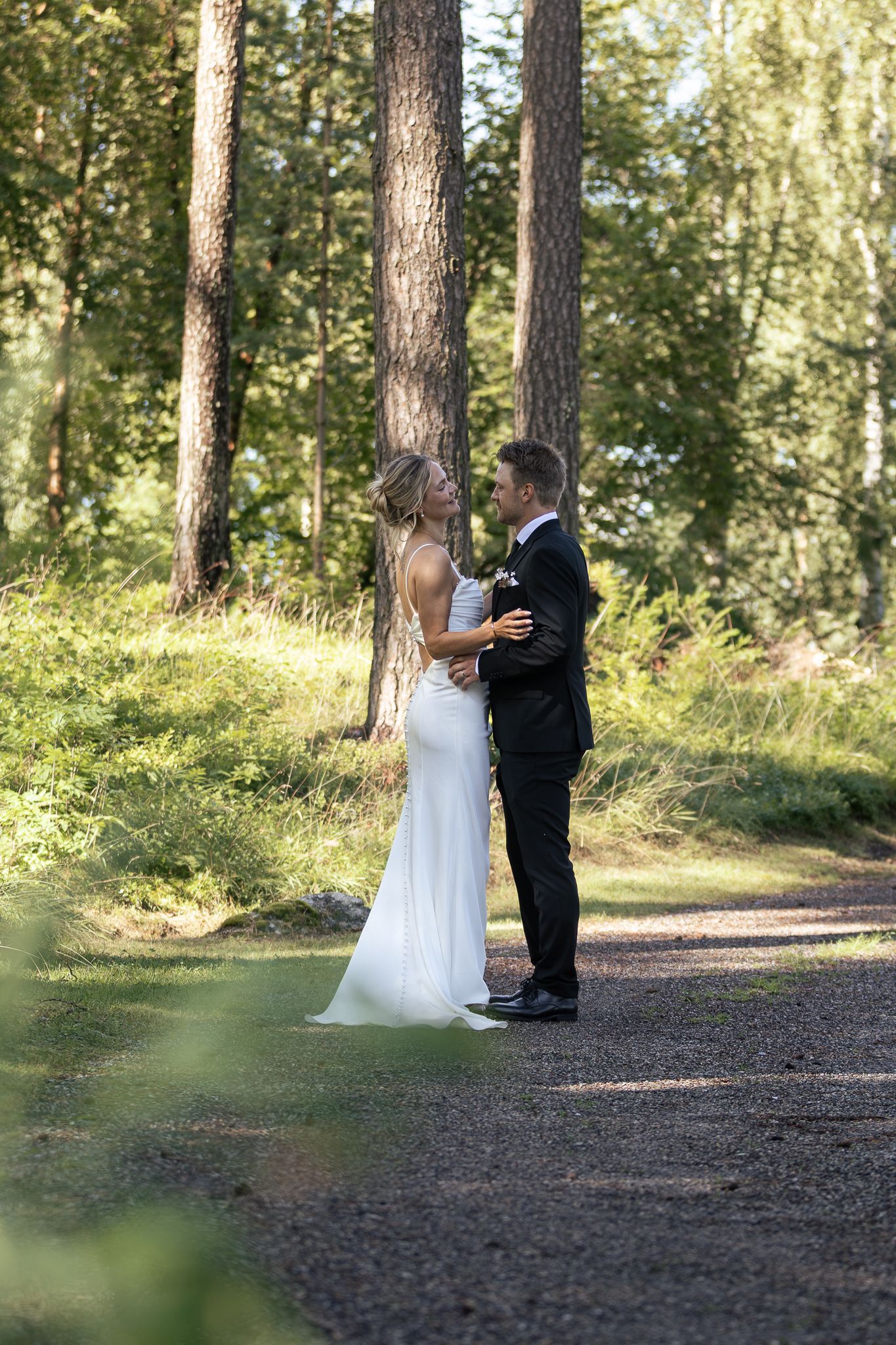 Brudpar under porträttfotografering i skogsmiljö