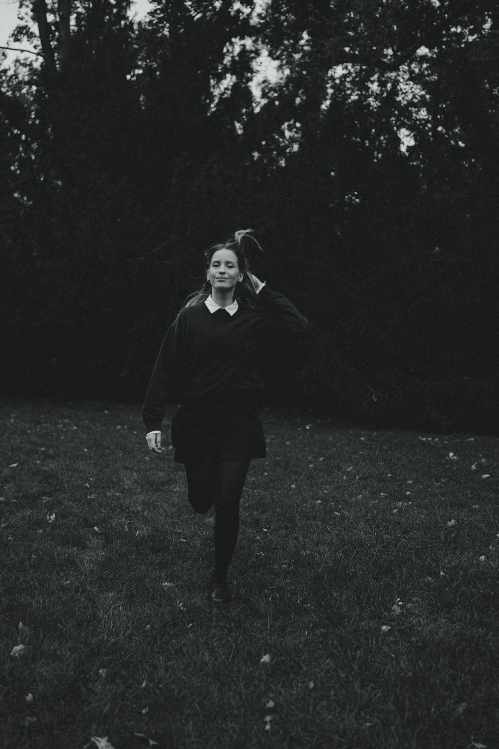Frau dynamisch rennend durch sanftes Abendlicht im Großen Garten Dresden - Portraitfotografie