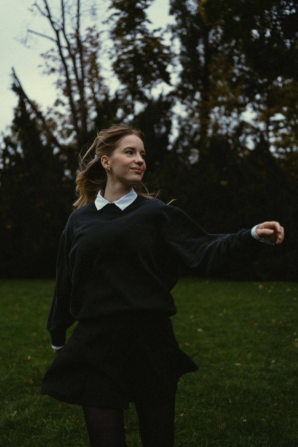 Frau rennt über Parkwiese und schwingt dabei Arme dynamisch hin und her - Portrait Fotoshooting Dresden Großer Garten