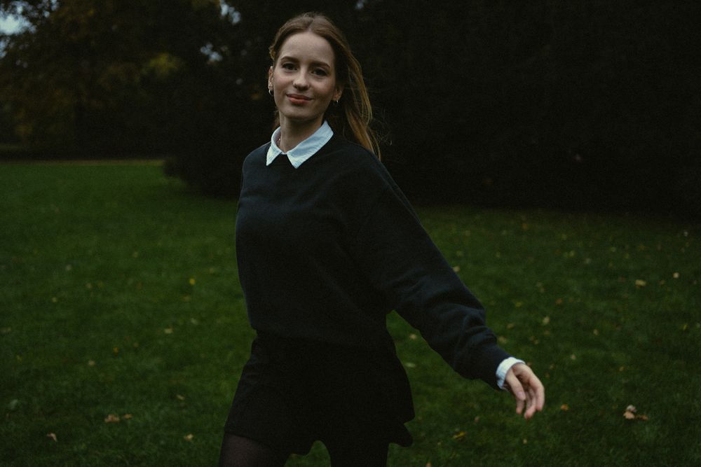Nostalgisches Portrait Fotoshooting einer bewegenden Frau nach dem Sonnenuntergang im Großen Garten in Dresden