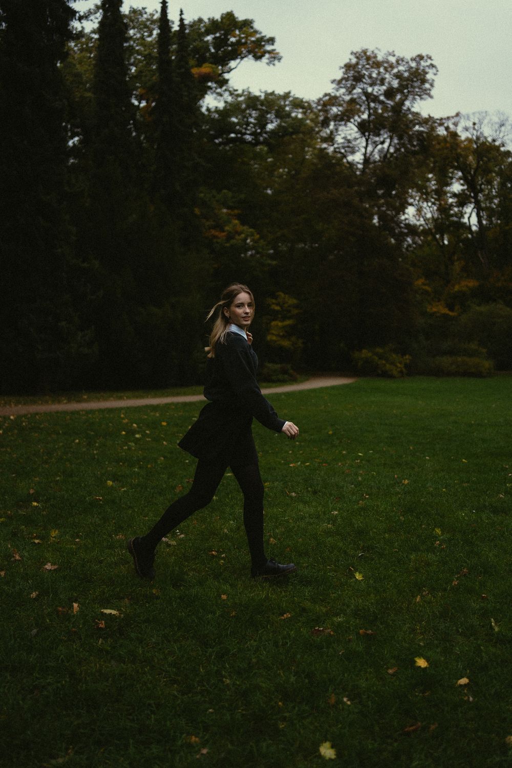Portraitfotografie Dresden auf grüner Wiese im Park mit Frau laufend - Großer Garten Dresden