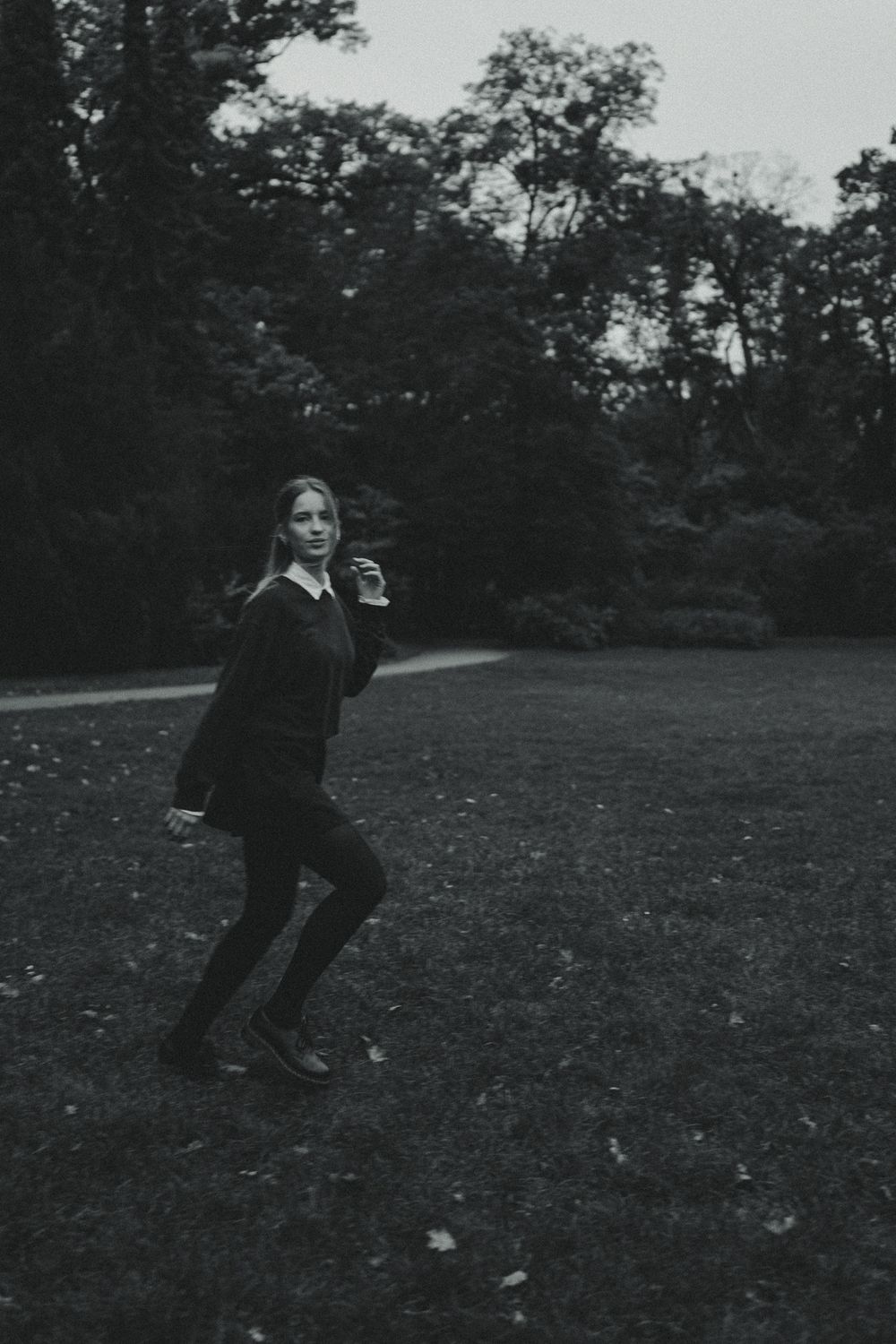 Frau rennt über Wiese und fässt sich durch das Haar - Vintage Fotoshooting zur Blauen Stunde im Großen Garten Dresden