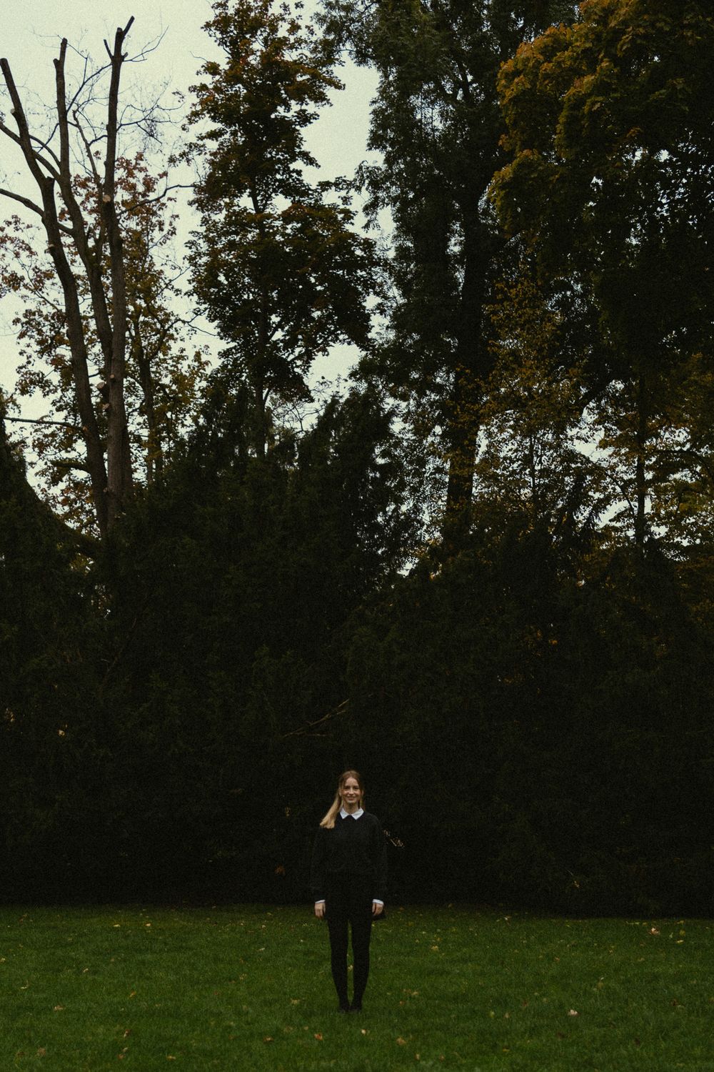 Nostalgisches Portrait Fotoshooting einer Frau im Grünen lächelnd stehend im Großen Garten Dresden