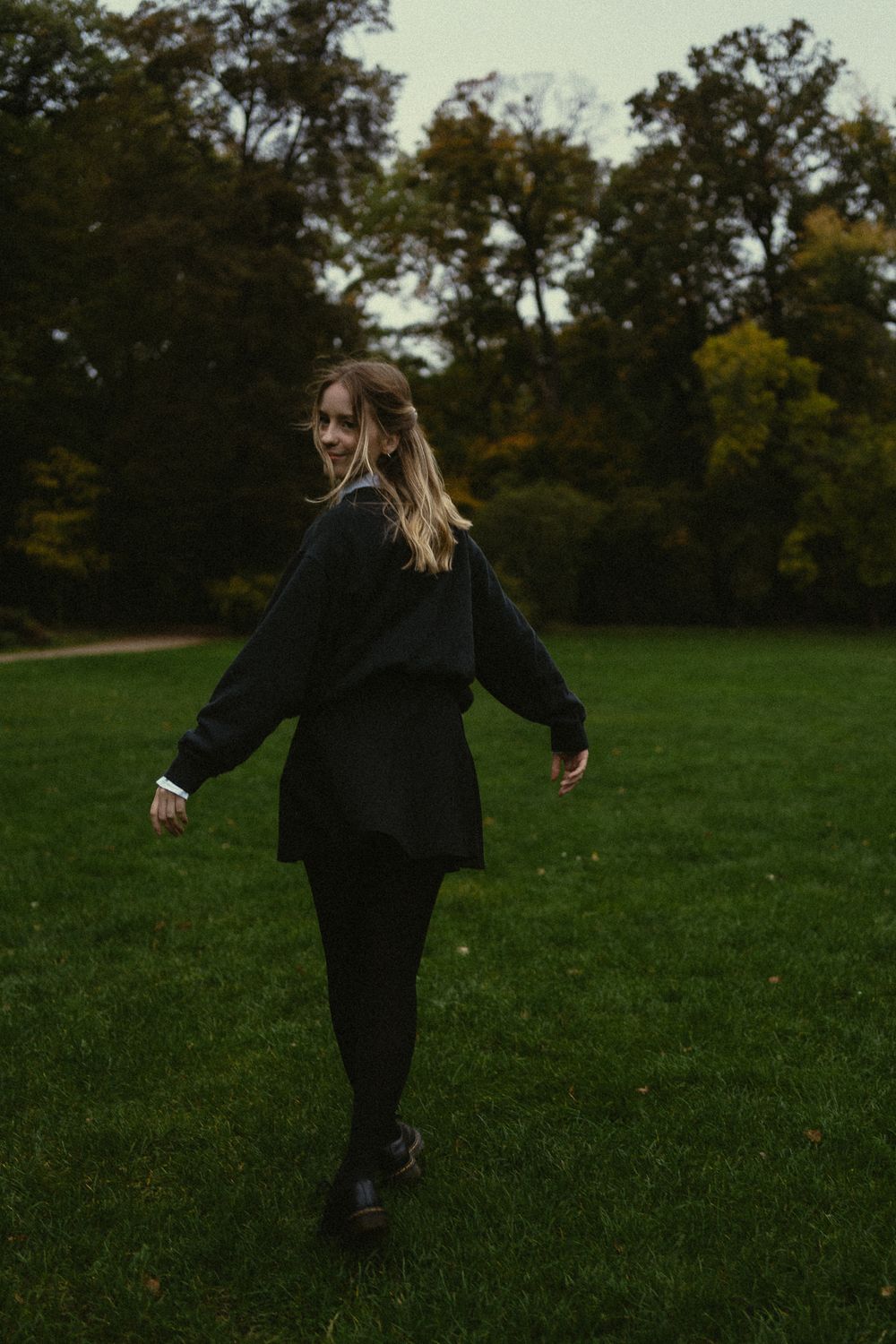 Portrait Fotoshooting -  Frau bewegt sich tanzend durch den Großen Garten in Dresden