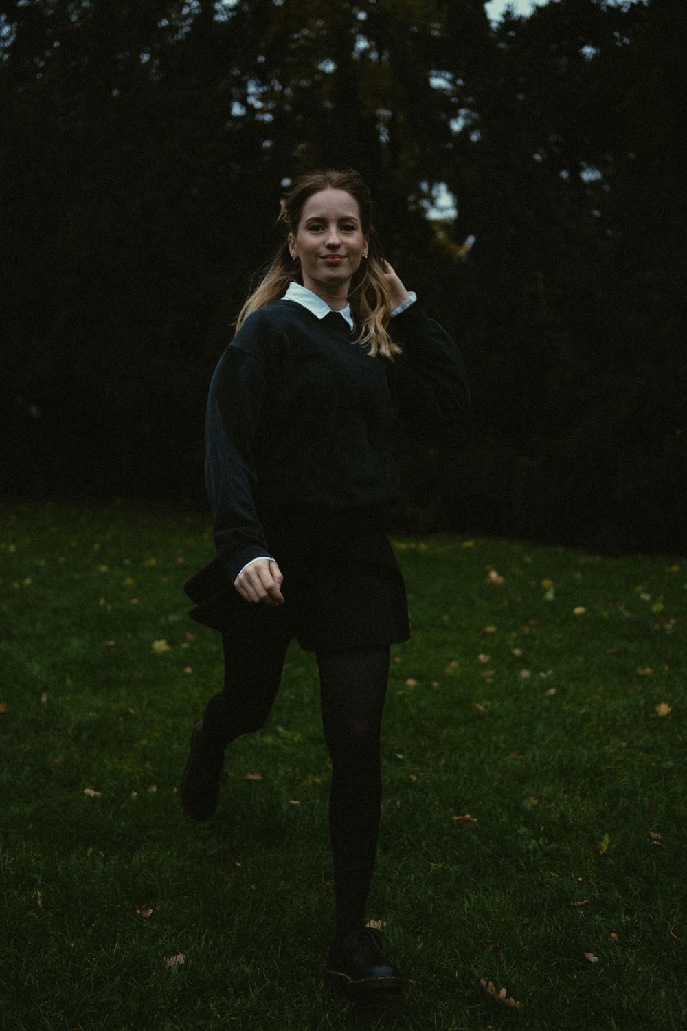 Vintage Portrait einer Frau auf Wiese zur Blauen Stunde im Großen Garten Dresden