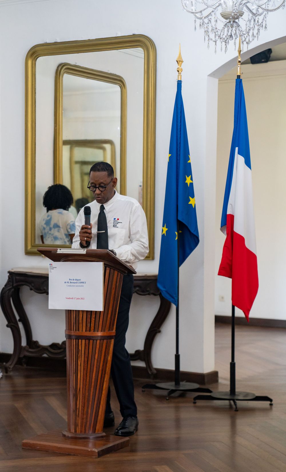 Discours officiel devant les drapeaux français et européen