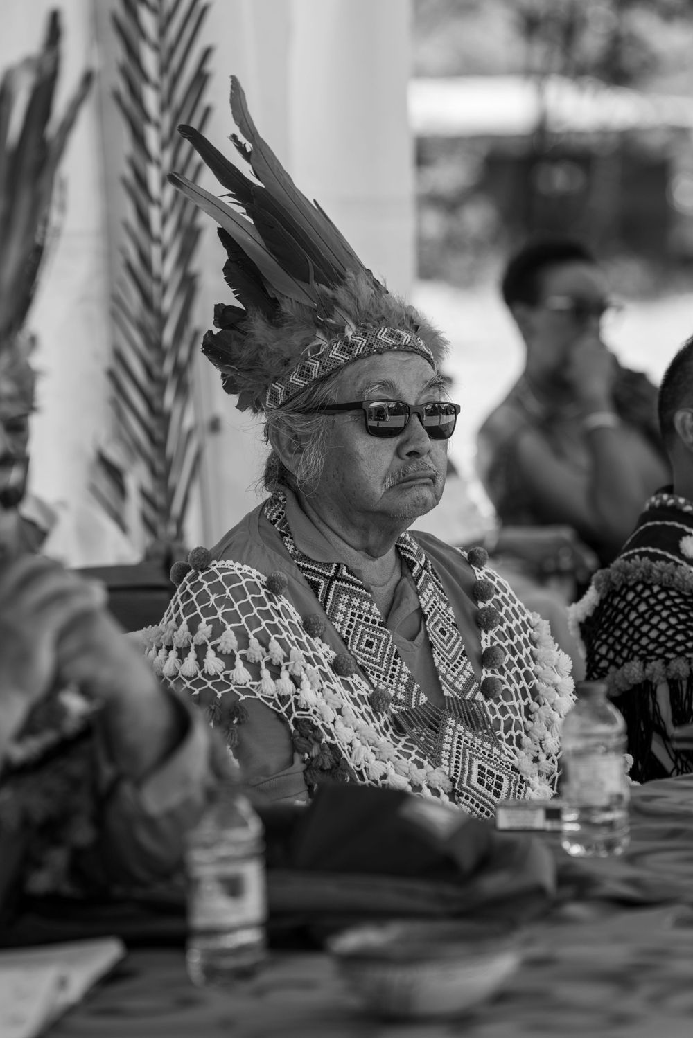 Portrait en noir et blanc d'un aîné portant une coiffe traditionnelle