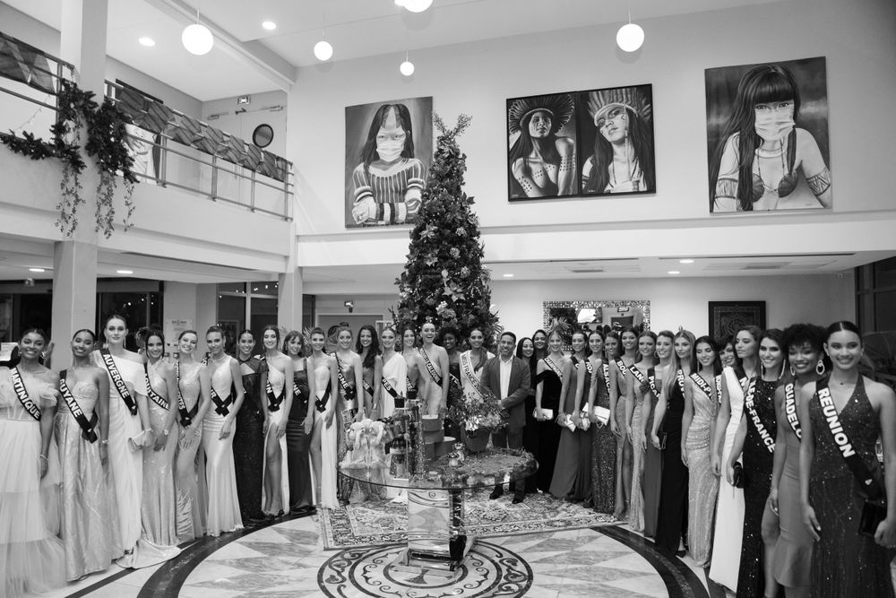 Réception officielle, photo de groupe dans une salle de prestige