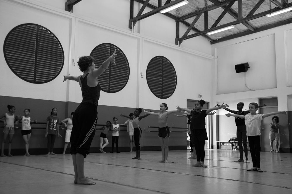 Répétition de danse en noir et blanc dans un studio