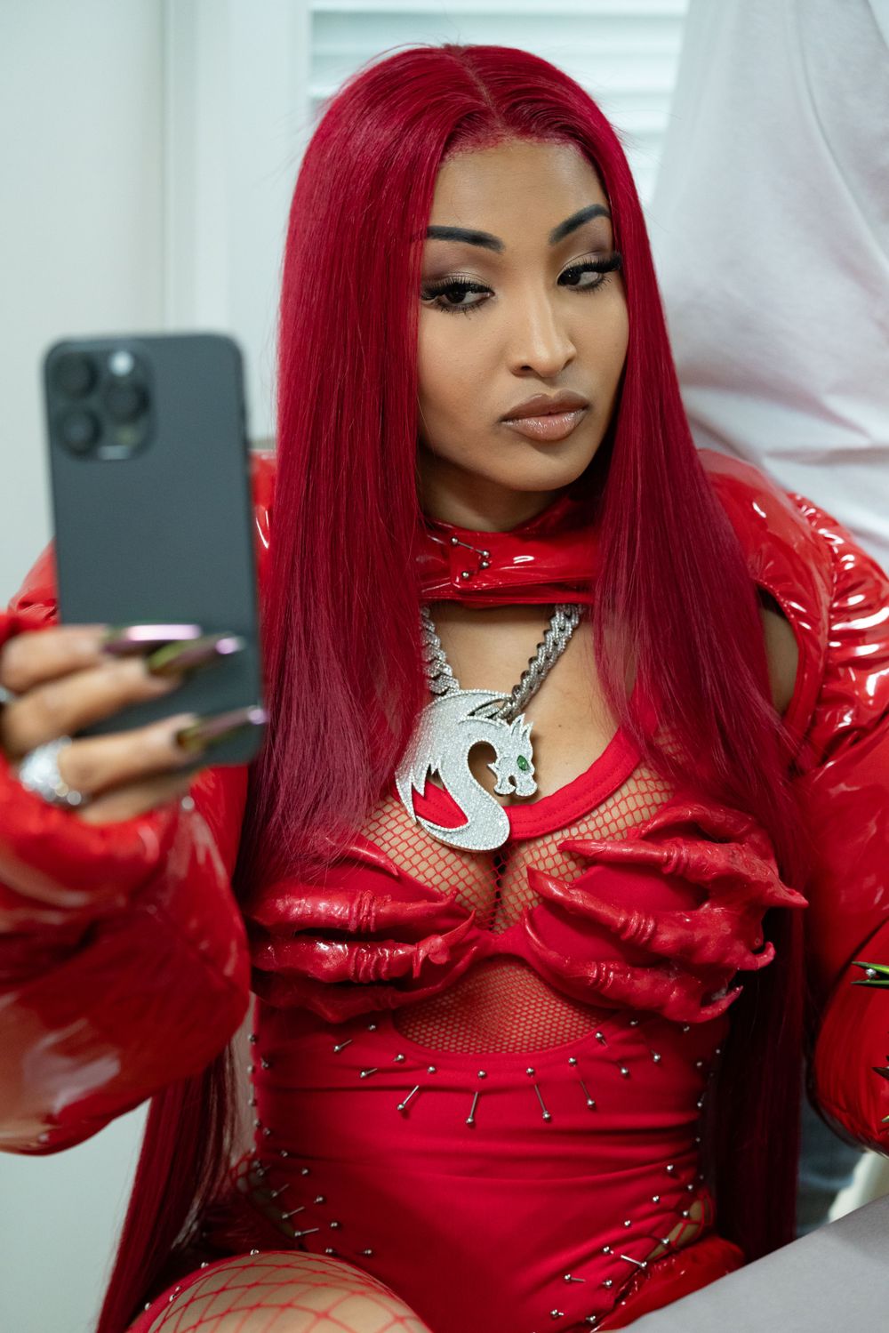 Portrait mode d'une femme aux cheveux rouges en tenue rouge