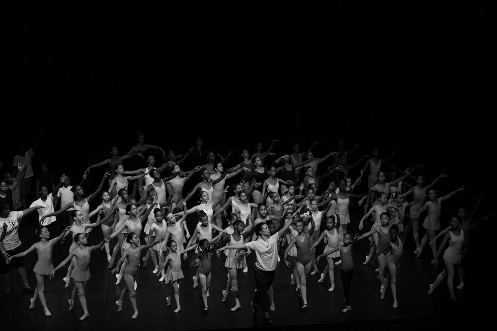 Danseurs sur scène lors d'un spectacle en Guyane