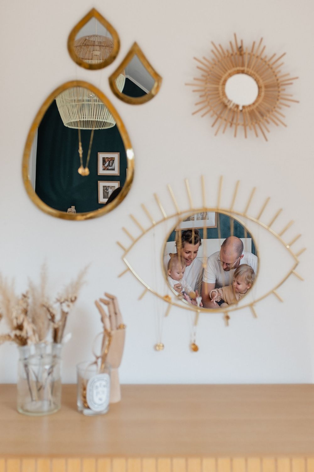 portrait de famille en reflet dans miroir d'une jolie decoration de maison a Lille pendant une seance photo a domicile