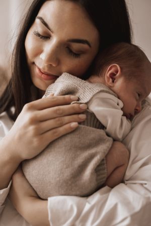 Photographe nouveau-né lifestyle – Capturer l'authenticité et la douceur de votre bébé à la maison