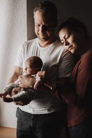 Photographe nouveau-né lifestyle – Capturer l'authenticité et la douceur de votre bébé à la maison
