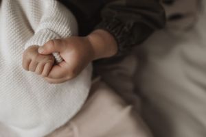 Séance photo naissance à domicile – Un cocon de tendresse avec le grand frère