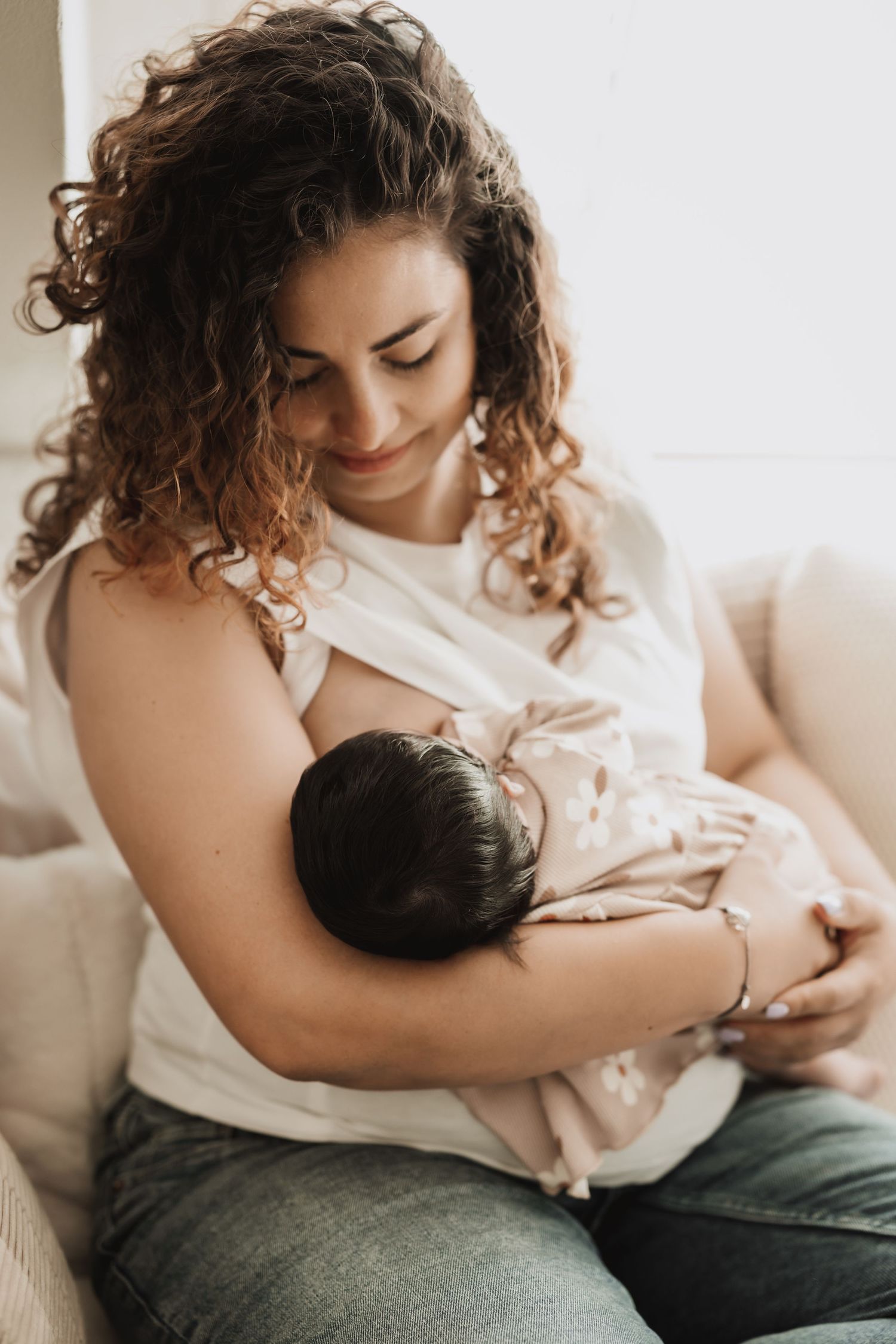 Séance photo allaitement Neuchâtel – Capturez l'amour entre maman et bébé