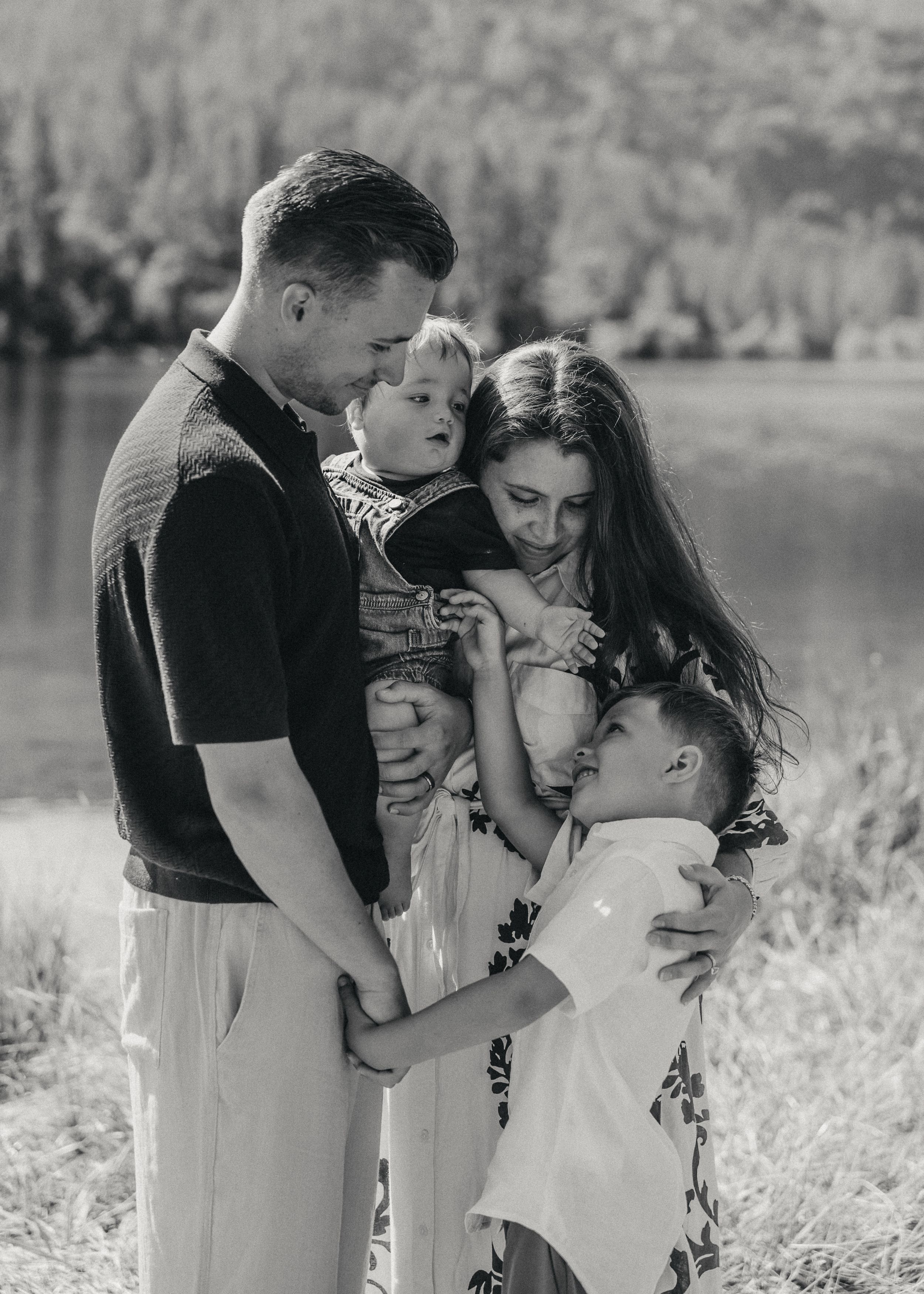 Warm family photography session by Dahlhouse Images.